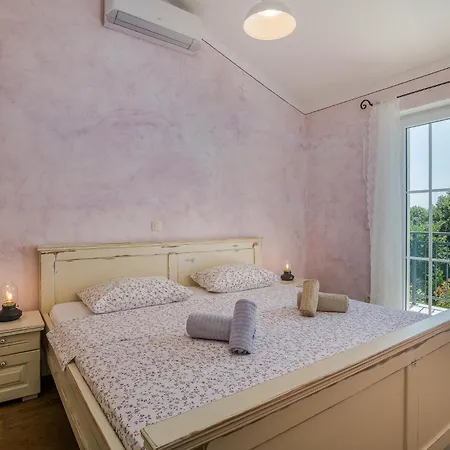 Linna With Seaview Willa *