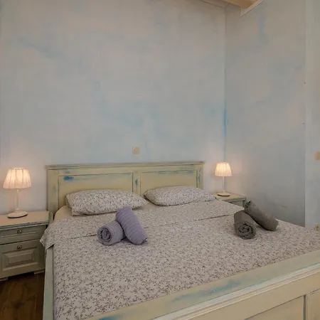 Linna With Seaview Willa