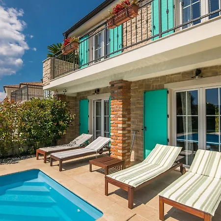 Willa Linna With Seaview